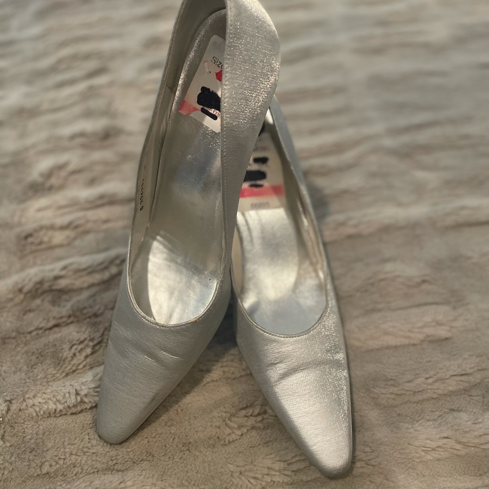 Stuart Weitzman Silver Glitter Point Toe Heels 9 - image 3